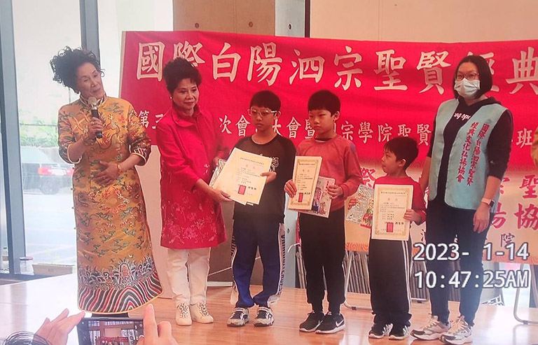 參加中英文詩詞朗誦的小朋友接受潘寶釵理事長頒獎表揚。(記者范文濱攝)