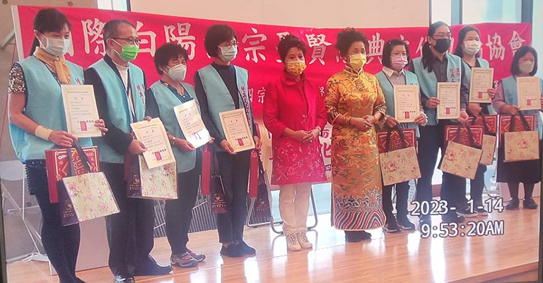 接受協會潘寶釵理事長(右六)及游智雅院長(右五)頒獎表揚的中英文詩詞朗誦志工老師們。(記者范文濱攝)