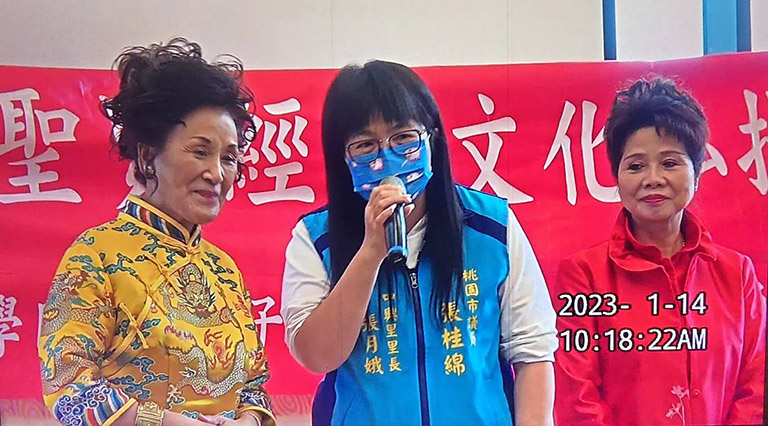 中興里長張月娥(圖中)肯定游智雅院長(由左)辦學有成並當場預約擴辦成果發表展。(記者范文濱攝)