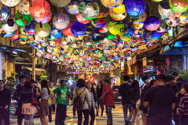 普濟燈會夜間街景絢爛吸睛。 圖:普濟文史研究協會/提供