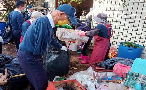 草屯慈濟志工為獨居身障長者清掃家園迎新年