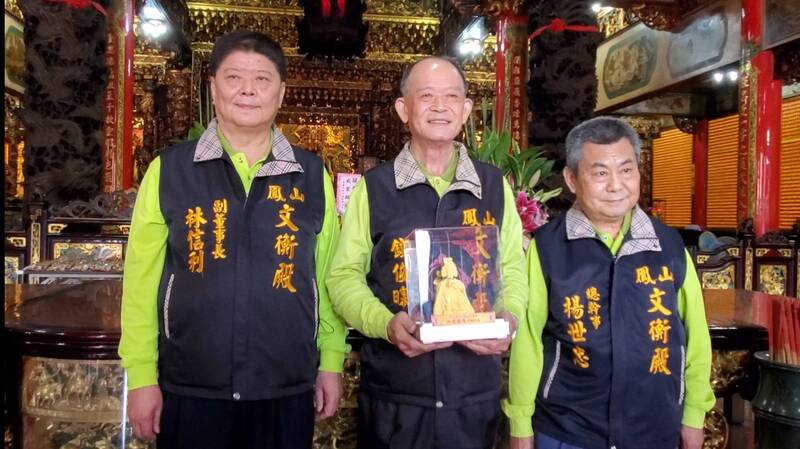 漾新聞|鳳山文衡殿2023新春搏《金關帝》把價值16萬元的二兩純金聖尊抱回家