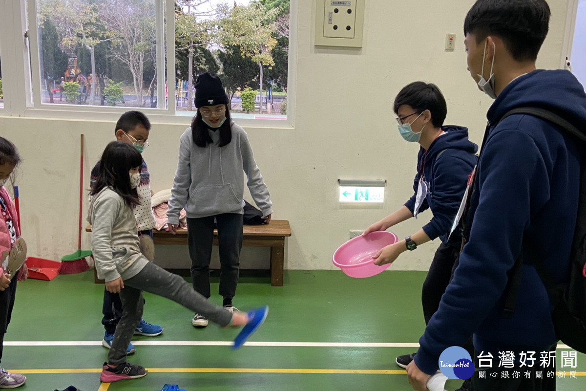 鼓勵青年學子回饋家鄉,桃園市政府青年局攜手大專學生舉辦「返鄉服務」營隊活動。