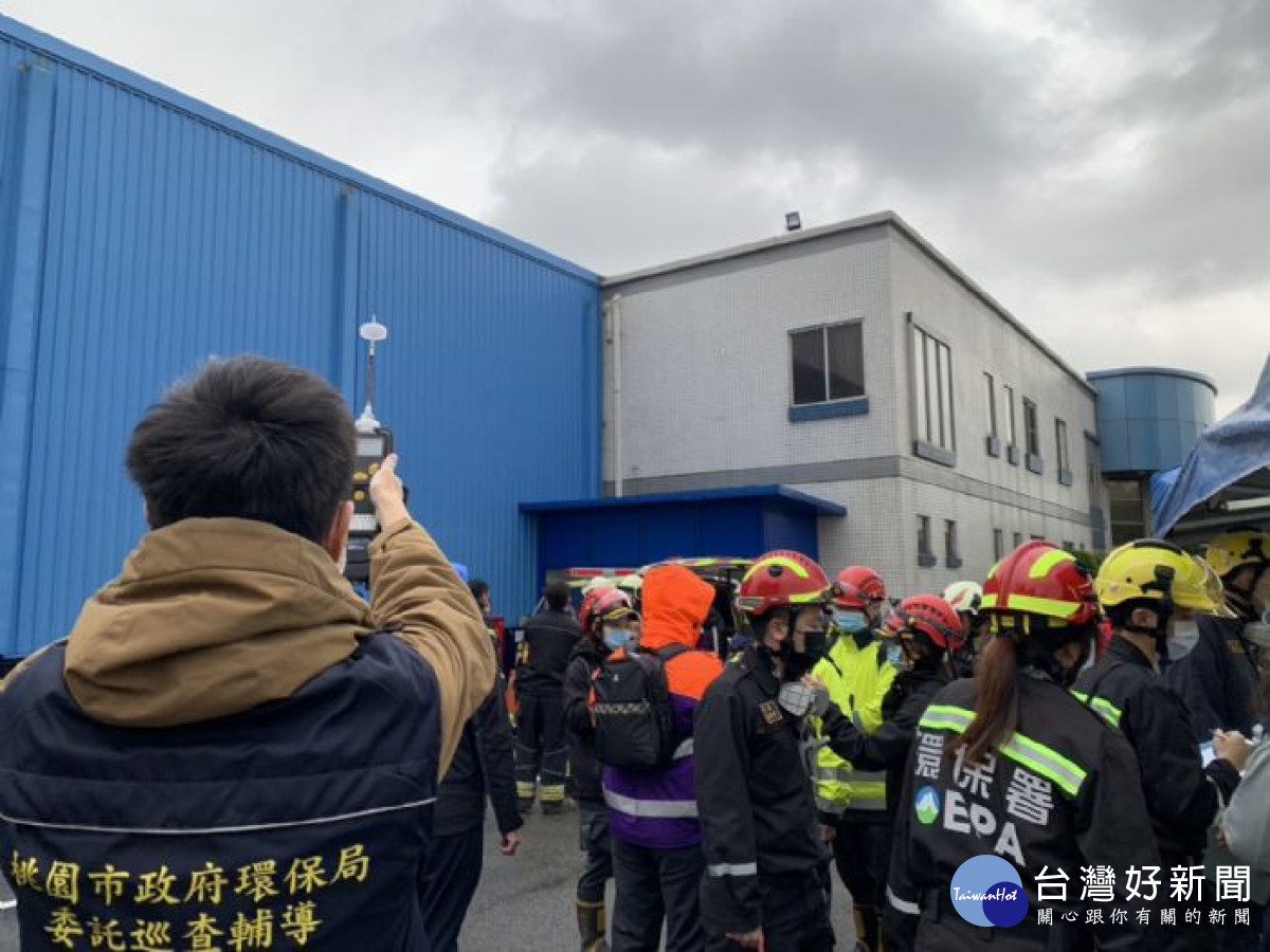 環保局接獲消防局通報，立即派員前往與消防局會同應變，並執行現場應變與監測空氣品質。<br /><br /> 