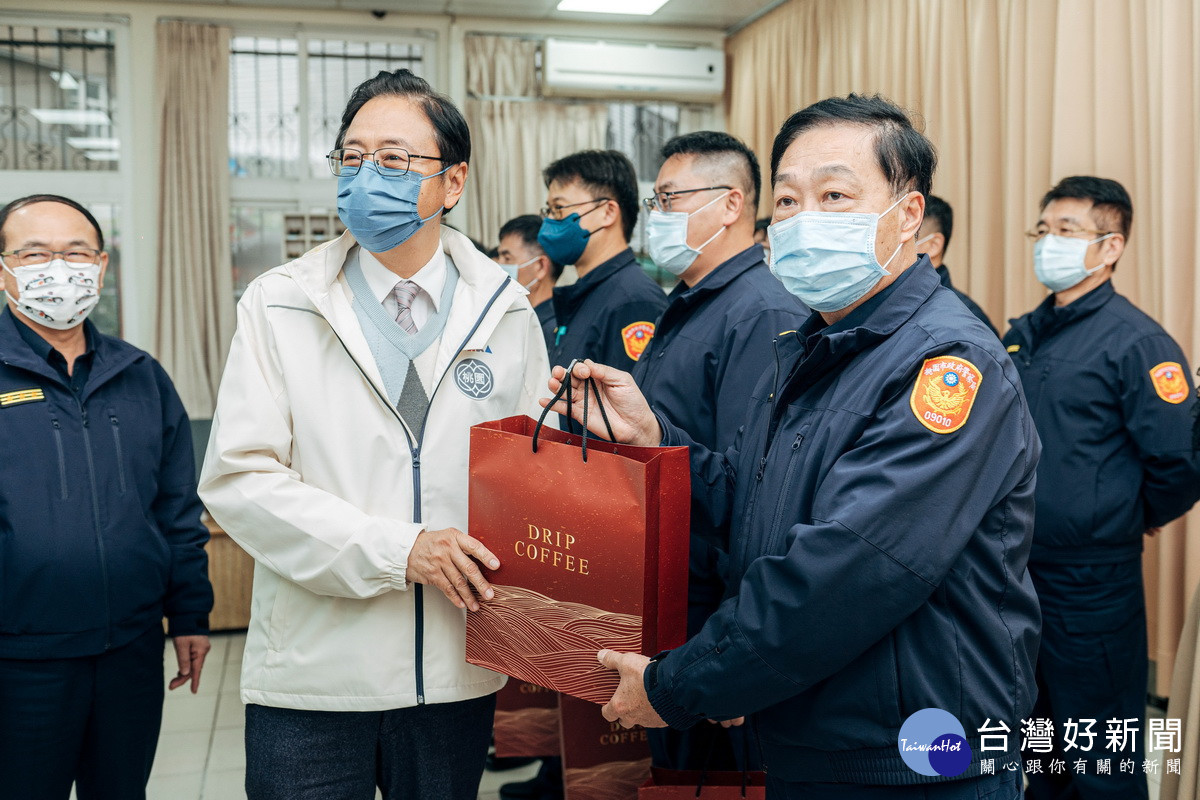 代表市民表達感謝 張善政慰勞桃警團隊辛苦付出