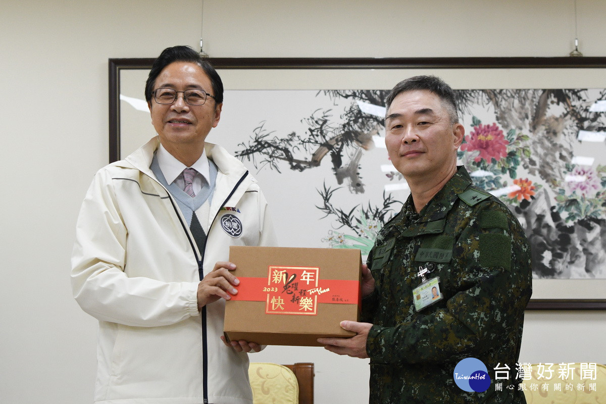 桃園市長張善政致贈慰勞禮品，金由陸軍第六軍團指揮官葉國輝中將代表接受。