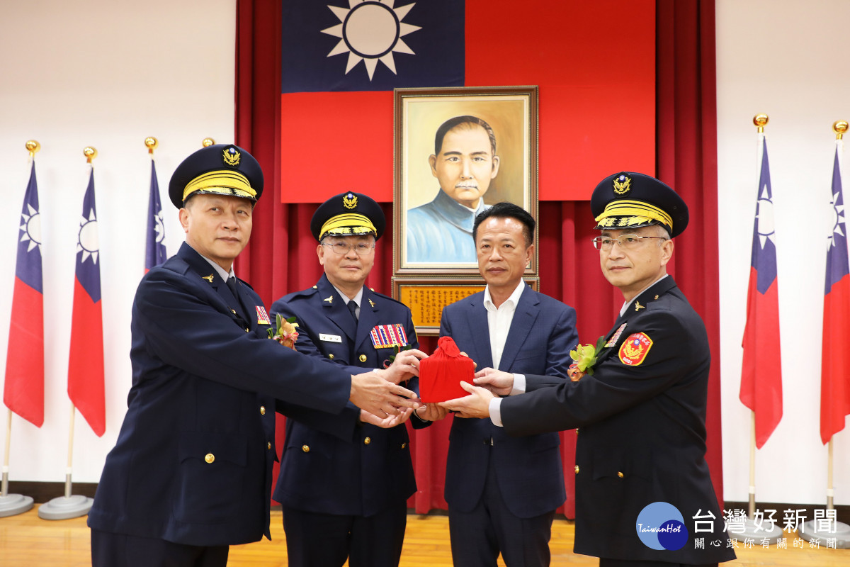 嘉義縣警察局長交接典禮，嘉義縣長翁章梁親自主持，新任局長林宏儒(右)、嘉義縣警局副局長詹登燦(左)、警政委員方仰寧(左二)監交／陳致愷翻攝