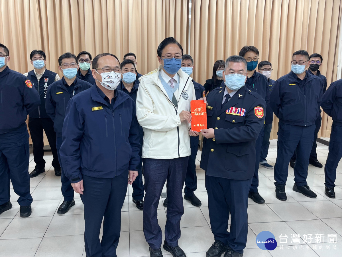 張市長頒發慰問金,慰勞警察勤務辛勞。