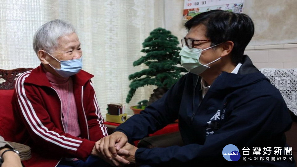 ▲緊握許姓阿嬤的手，陳其邁親自到府給予關心。（圖／記者 許高祥 翻攝）