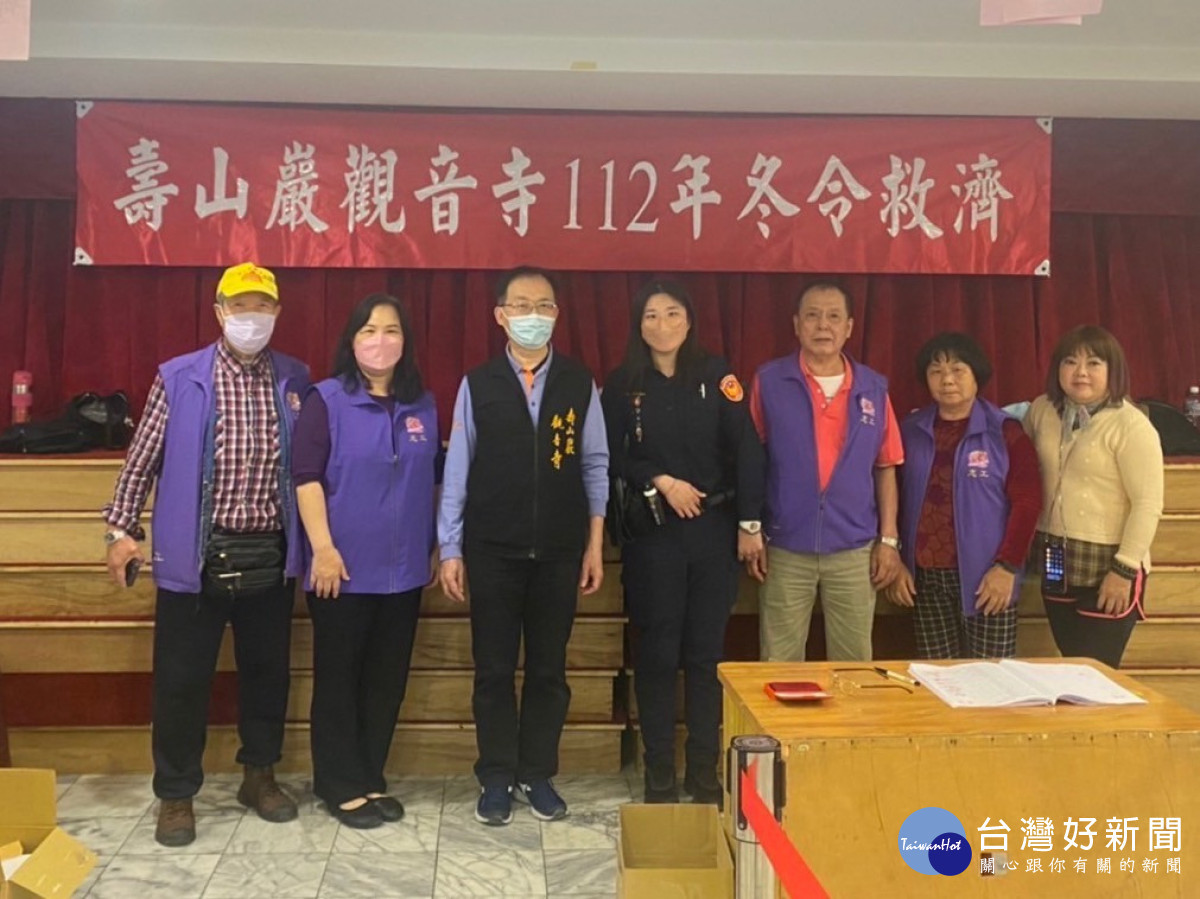 龜山派出所與壽山巖觀音寺冬令救濟發放白米。<br /><br /> <br /><br />
