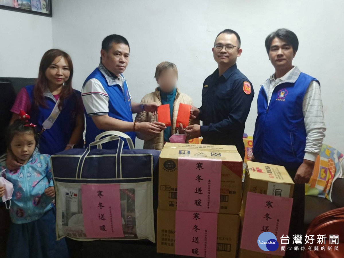 坪頂派出所與警友站站長共同慰問田姓老婦。<br /><br /> <br /><br />
