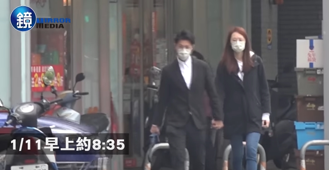 《鏡週刊》直擊新竹市行政處長謝泊泓與民眾黨人妻黨工林宜萱發生婚外情,兩人當街牽手熱吻。翻攝《鏡週刊》