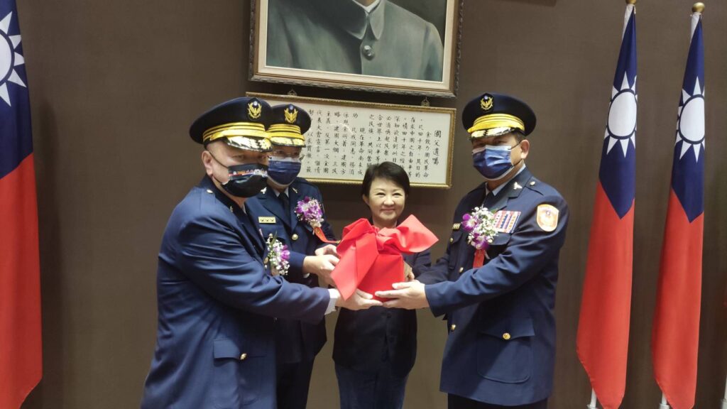 ▲ 中市新卸任警察局長布達交接 ，由盧秀燕市長主持 (圖/台中市警察局 提供)