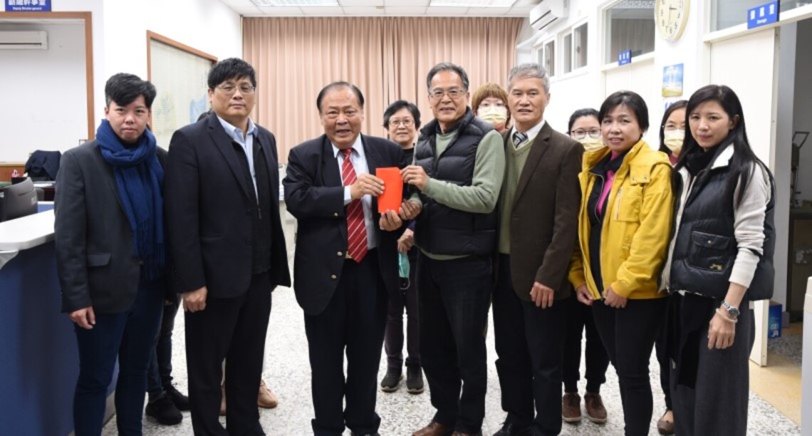 陳光復贈縣府員工春節紅包 感謝為民服務辛勞
