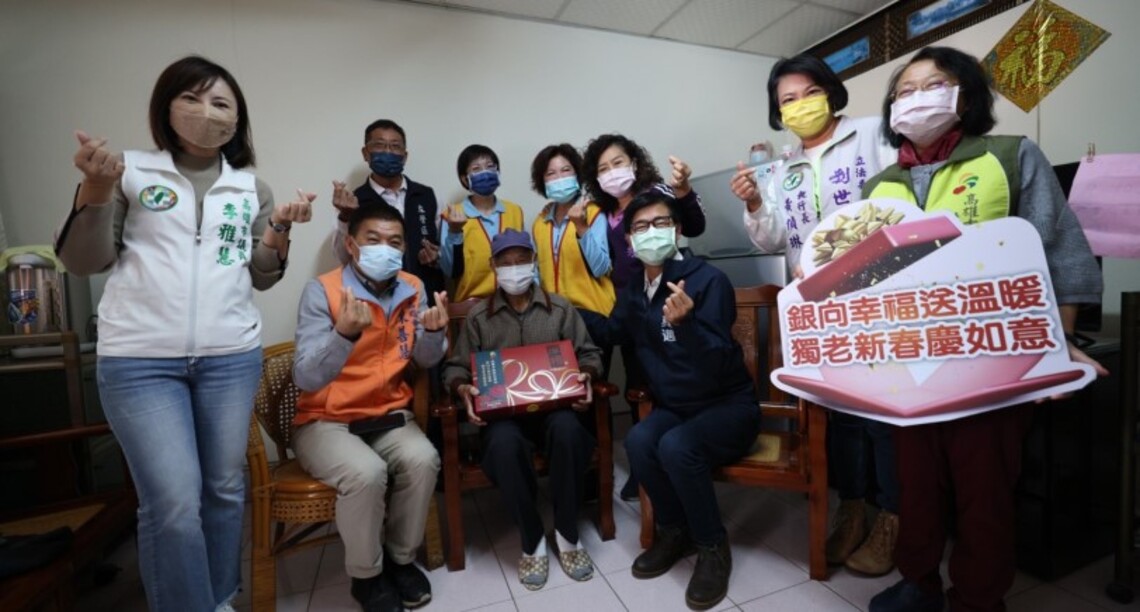 陳其邁親送年節祝福 高市府伴獨居長輩歡喜過新年