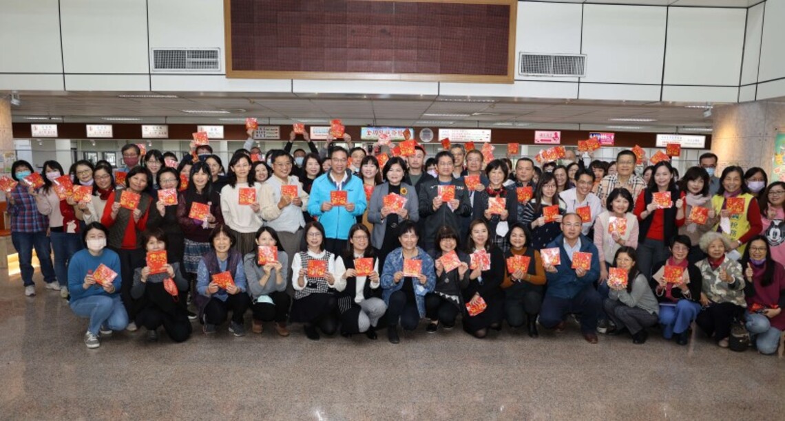張麗善發放兔年福袋 祝福鄉親「鴻兔似錦」