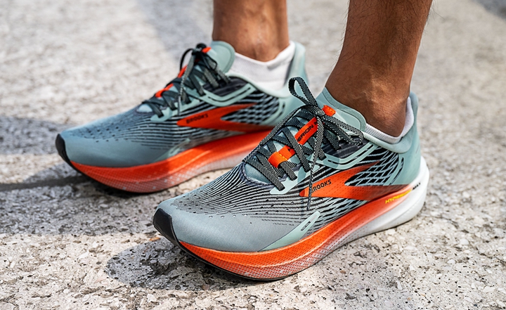 BROOKS HYPERION MAX 俐落的線條輪廓、和漸層設計,高調展現你的跑速