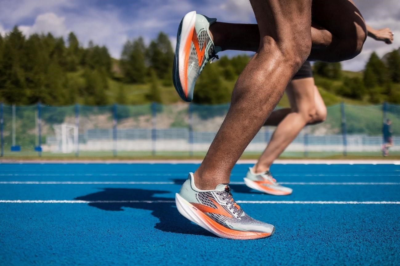 BROOKS HYPERION MAX 高臨界發泡中底DNA FLASH,提供絕佳避震緩衝,和動能回饋