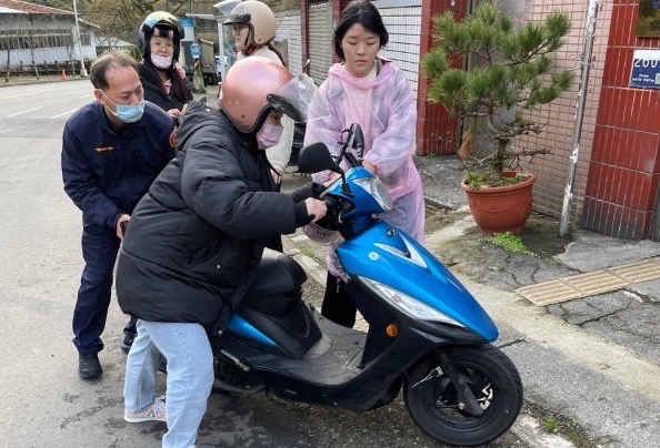 士林分局溪山派出所巡佐吳廣生、員警黃謙勛協助民眾平安返回市區
