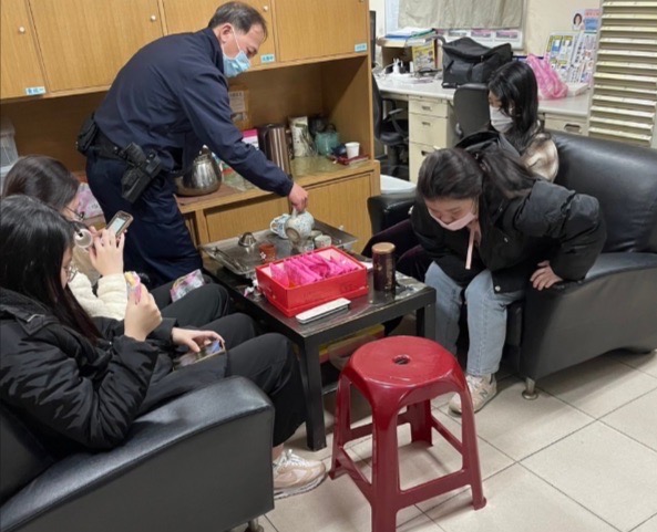 士林分局溪山派出所巡佐吳廣生、員警黃謙勛協助民眾平安返回市區