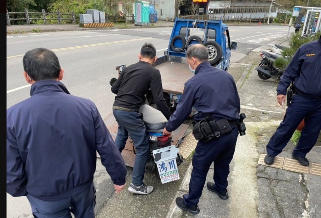 士林分局溪山派出所巡佐吳廣生、員警黃謙勛協助民眾平安返回市區