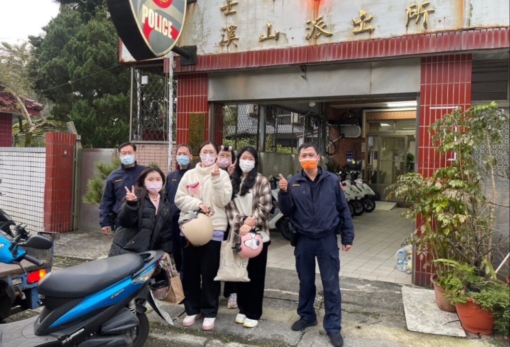 士林分局溪山派出所巡佐吳廣生、員警黃謙勛協助民眾平安返回市區