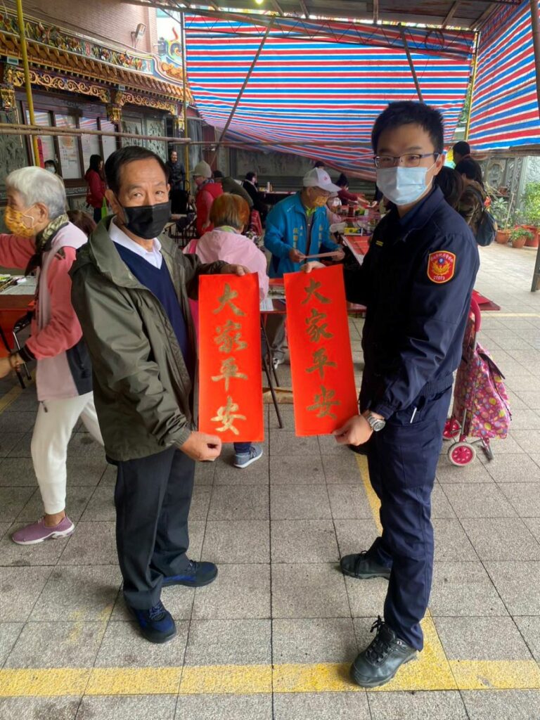 『新春揮毫贈春聯』北投區福興里蔡柳池里長(左),石牌派出所所長莊凡緯(右)。