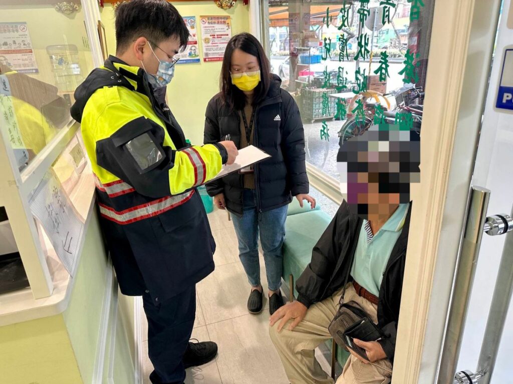 南港派出所所長林承緯與社福團體共同訪視關懷日前在南港車站迷路的身障老翁,並協助就診看醫