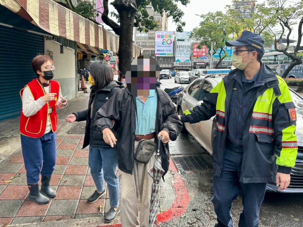 南港派出所所長林承緯與社福團體共同訪視關懷日前在南港車站迷路的身障老翁,並協助就診看醫
