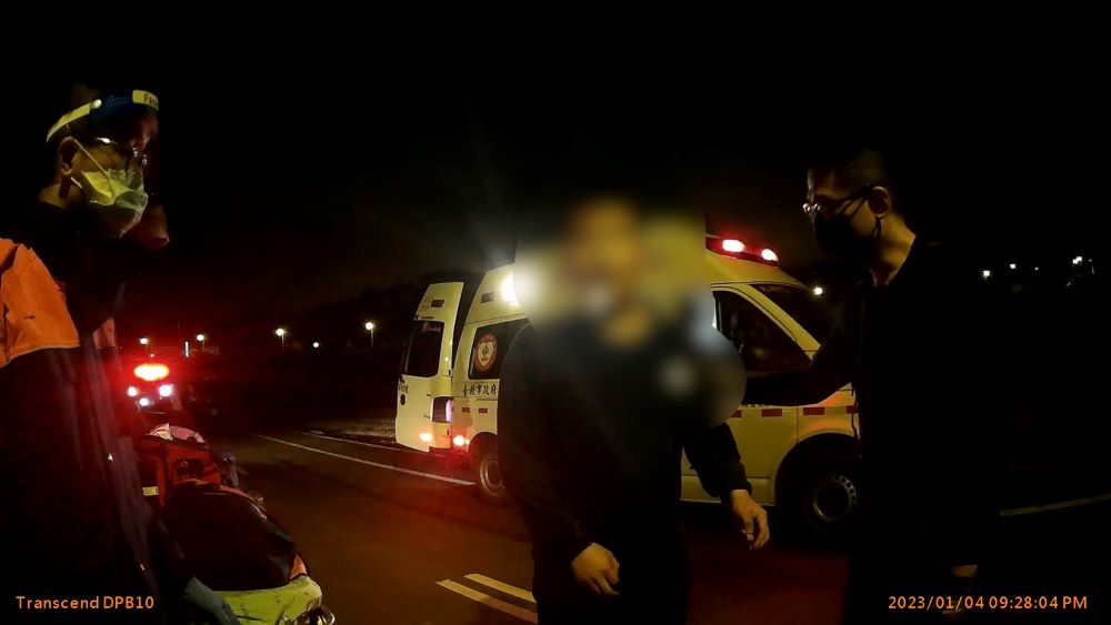警消順利將柯男救回岸上。