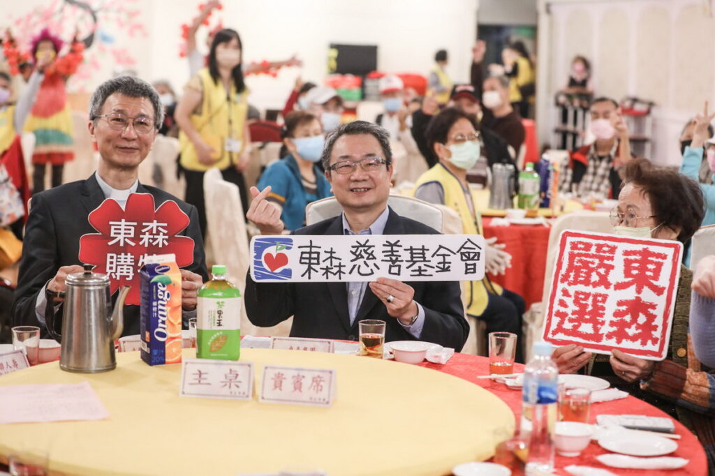 ▲圖說: 由天主教失智老人基金會與萬華老人服務中心主辦、東森慈善基金會協辦的兔年春節圍爐送暖活動，東森集團副總裁廖尚文（中）特別代表東森慈善基金會董事長王令麟到場，與近百位長者一同提前過年。