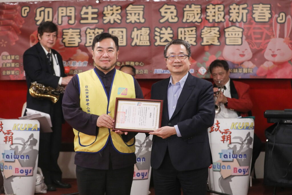 ▲圖說: 天主教失智老人基金會陳俊佑主任（左）向東森集團副總裁廖尚文（右）致贈感謝狀，感謝東森慈善基金會此次出錢出力協辦，讓活動內容豐富又精彩。