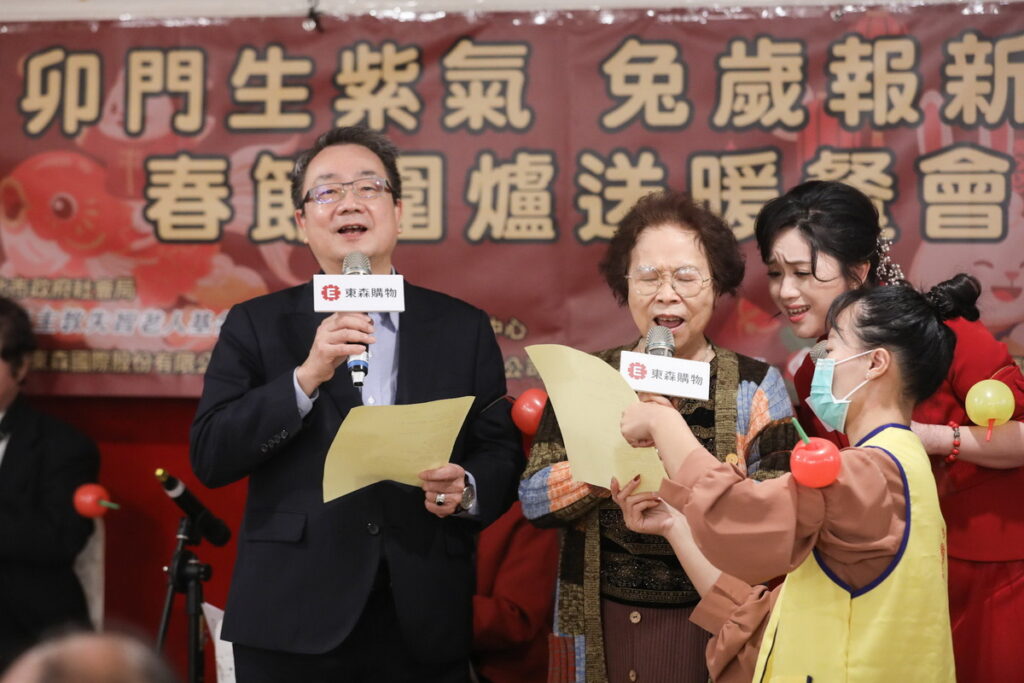 ▲圖說: 東森集團副總裁廖尚文(左1)上台獻唱，讓在場所有人大飽耳福，還與愛唱歌的瑞蓮大姊（左牛）合唱，曲畢台下報以熱情掌聲。