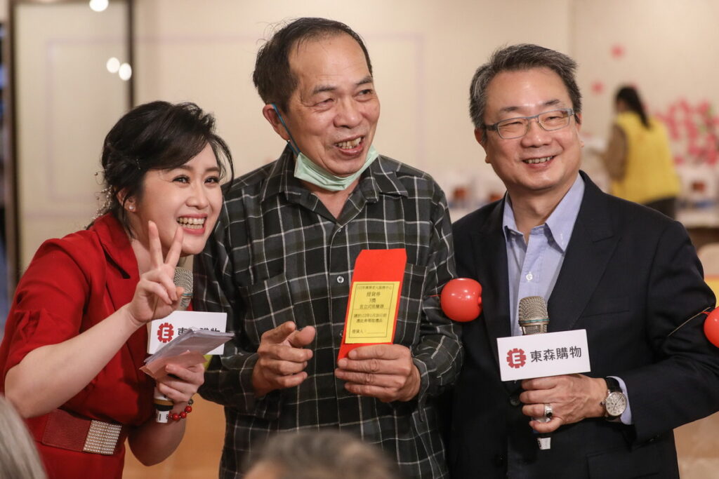 ▲圖說: 餐會中，東森集團副總裁廖尚文（上圖左）擔任摸彩嘉賓，被幸運之神眷顧讓長者們都笑呵呵。