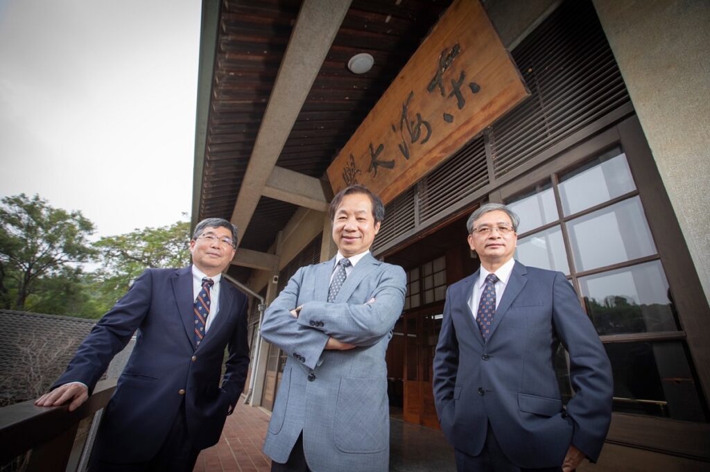 東海大學校長張國恩(中)、管院院長李書行(左)、EMBA主任許恩得(右)合影。(圖/東海大學提供)