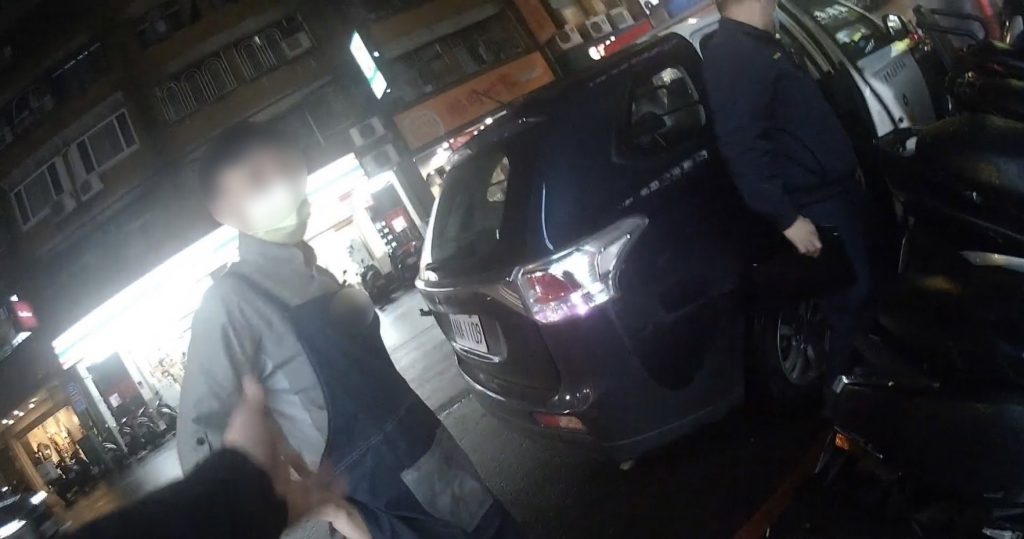 員警尋獲於飲料店辛勤工作的男子。