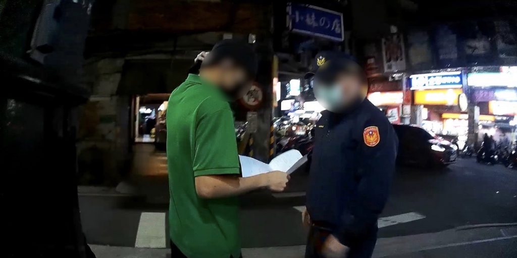 員警尋獲於火鍋店打工之少年。