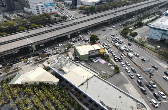 ▲中警四分局以空拍機和CCTV路口監視牆,全時監控路況 (圖/台中市警察局 提供)