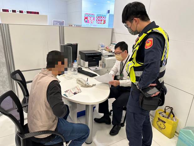▲洪姓男子遭詐騙欲調高轉帳金額上限,員警與行員耐心勸阻 (圖/台中霧峰分局 提供)