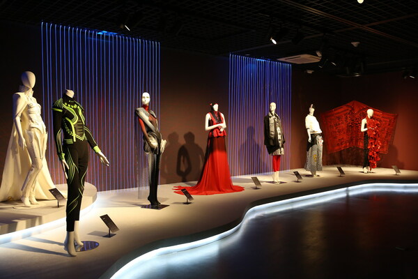 「衣啟萬象：中國服裝設計30年」展覽在中國絲綢博物館開幕