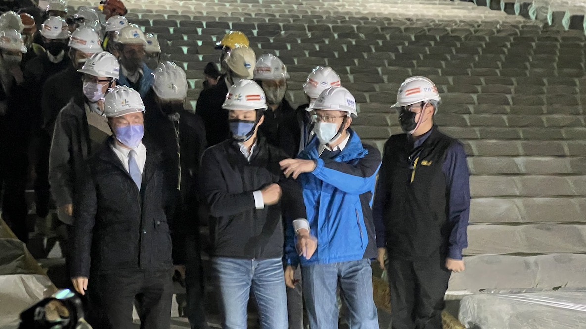 視察大巨蛋工地 蔣萬安:要求按圖施工 勘驗合規才發照 101 台北市長蔣萬安16日視察大巨蛋工地狀況,在觀眾席視察中。