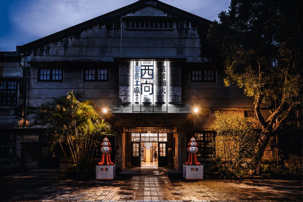 走春玩松菸 假期徜徉新舊融合的創意蘇活區 98 9.夜晚經過松菸口也多了「西向之光」公共藝術光雕設計