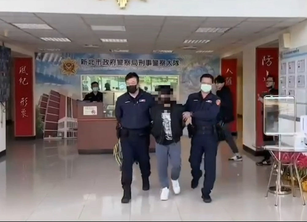 行動運毒車違停露餡 25歲男身藏逾6種毒品還有懦夫救星 88 202301168