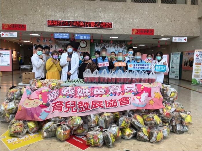 嘉市媽爸寶貝寒冬送暖 慰問中榮嘉灣分院醫護 弱勢心康復者