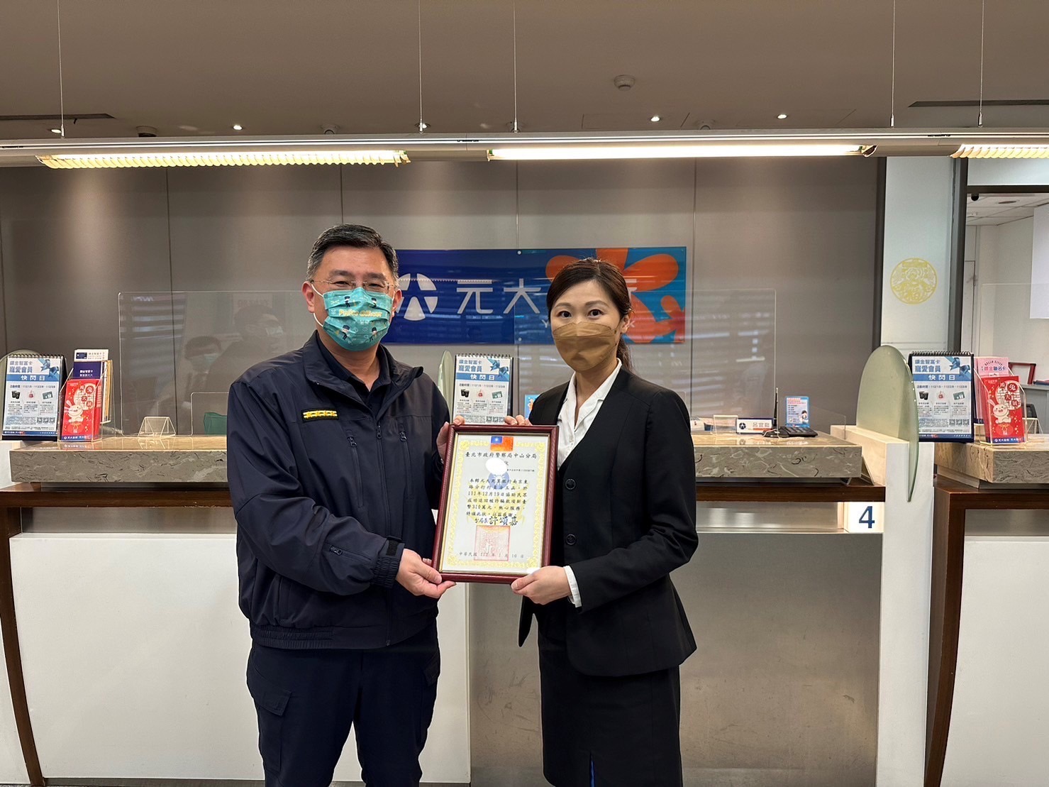 中山分局副分局長余永廉特至行頒發感謝狀,以慰其辛勞。(記者宋紹誠翻攝)