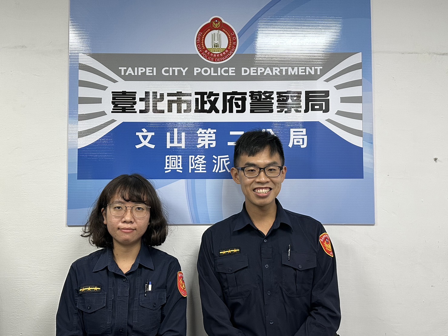 文山第二分局興隆所警員洪韵惠(左)、鄭為元(右)護送老婦提領現金安全返家。(記者楊國域翻攝)