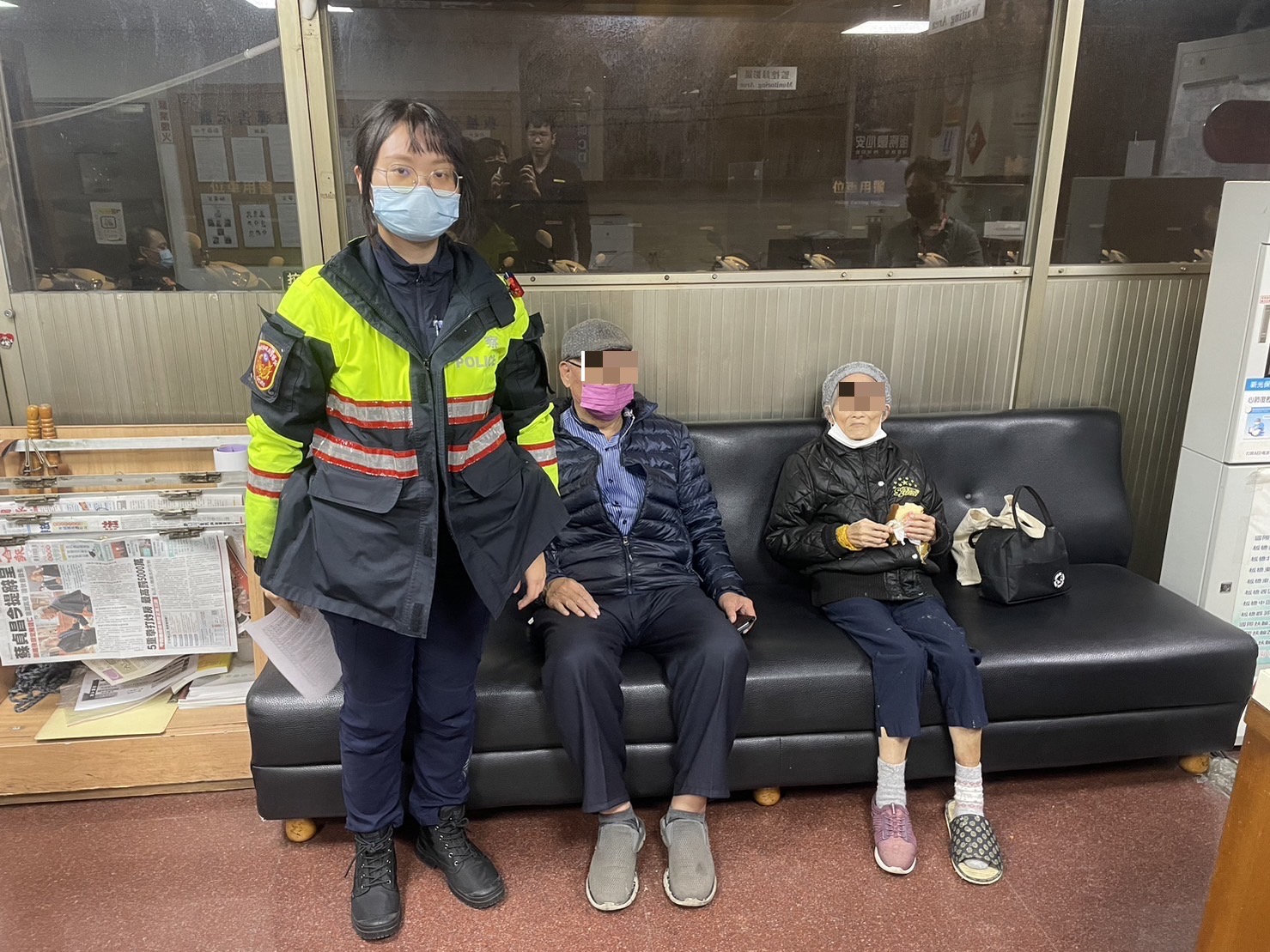 板橋警尋獲迷途老婦。(記者戴昱弘翻攝)