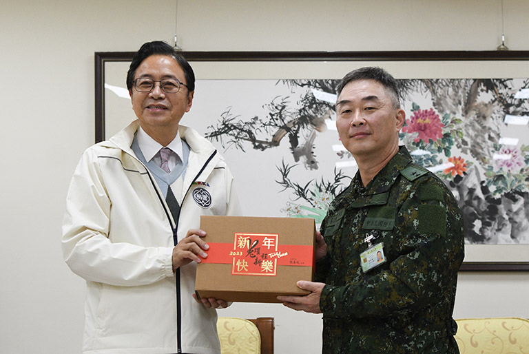 春節前夕慰勞陸軍第六軍團官兵活動,市長張善政肯定及感謝國軍平時支援防災、防疫工作。(記者范文濱攝)