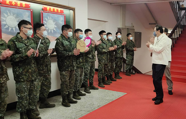春節前夕慰勞陸軍第六軍團官兵行程,張善政市長受到軍團官兵熱烈歡迎。(記者范文濱攝)