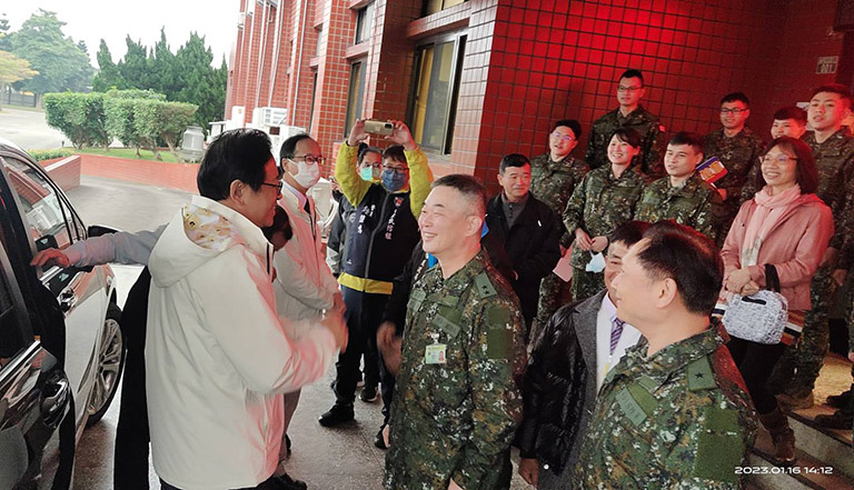 春節前夕慰勞陸軍第六軍團官兵活動,指揮官葉國輝中將(圖中)親送張善政市長(圖左)離去。(記者范文濱攝)